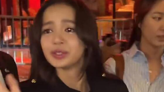 Lisa疯马秀疑为Jennie推迟半小时，Jennie离场尴尬，双方粉丝互怼