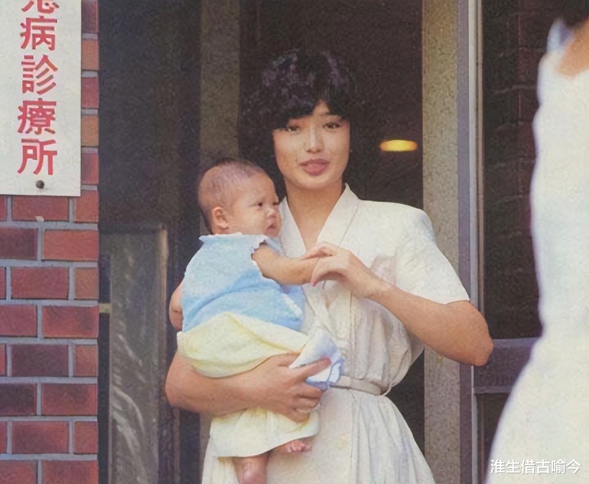 64岁山口百惠穿羽绒服身材臃肿,71岁三浦友和高大帅气,仍旧甜蜜