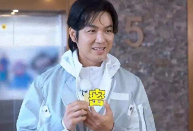 年轻时帅气逼人，老了却像“大姨”，这6位中年油腻的男星好可惜