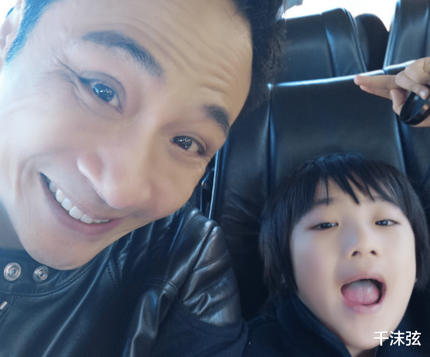 费曼|吴镇宇儿子晒父子合照!180斤费曼比爸高壮,频上热搜烫发耍帅