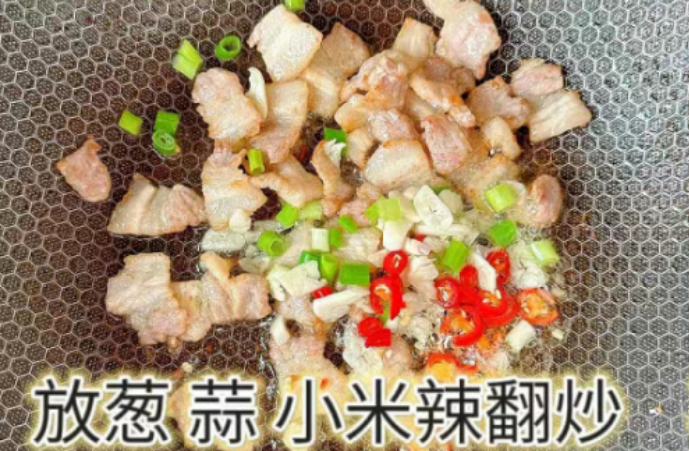 土豆|深秋，土豆和它是绝配，简单炒一盘，解馋开胃，孩子老公都爱吃