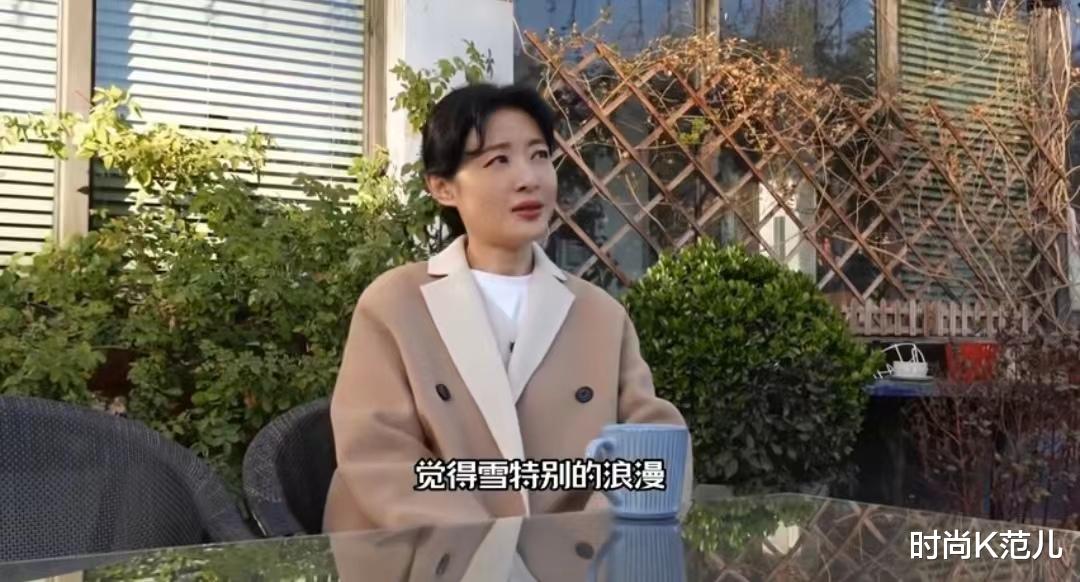 55岁周涛晒美照，穿一件驼色翻领大衣，温柔又显气质！