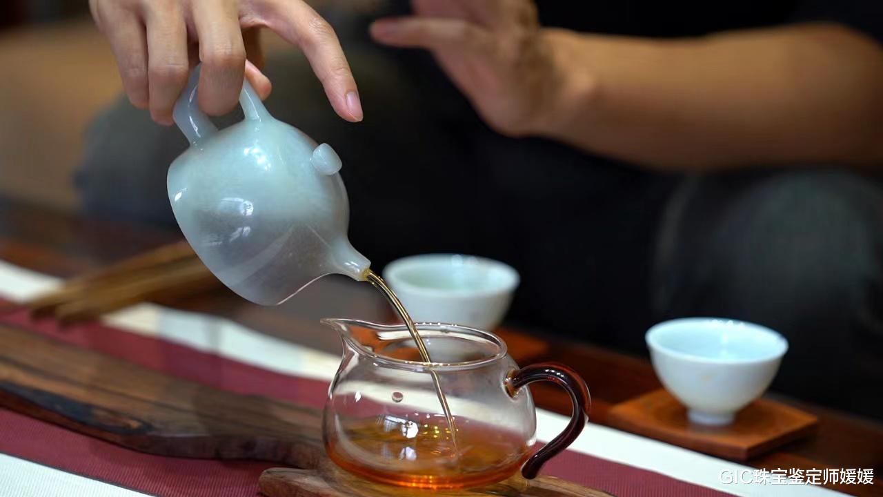 翡翠|一片冰心在玉壶，古人的诗词意境用翡翠体现出来，是最高级的奢侈