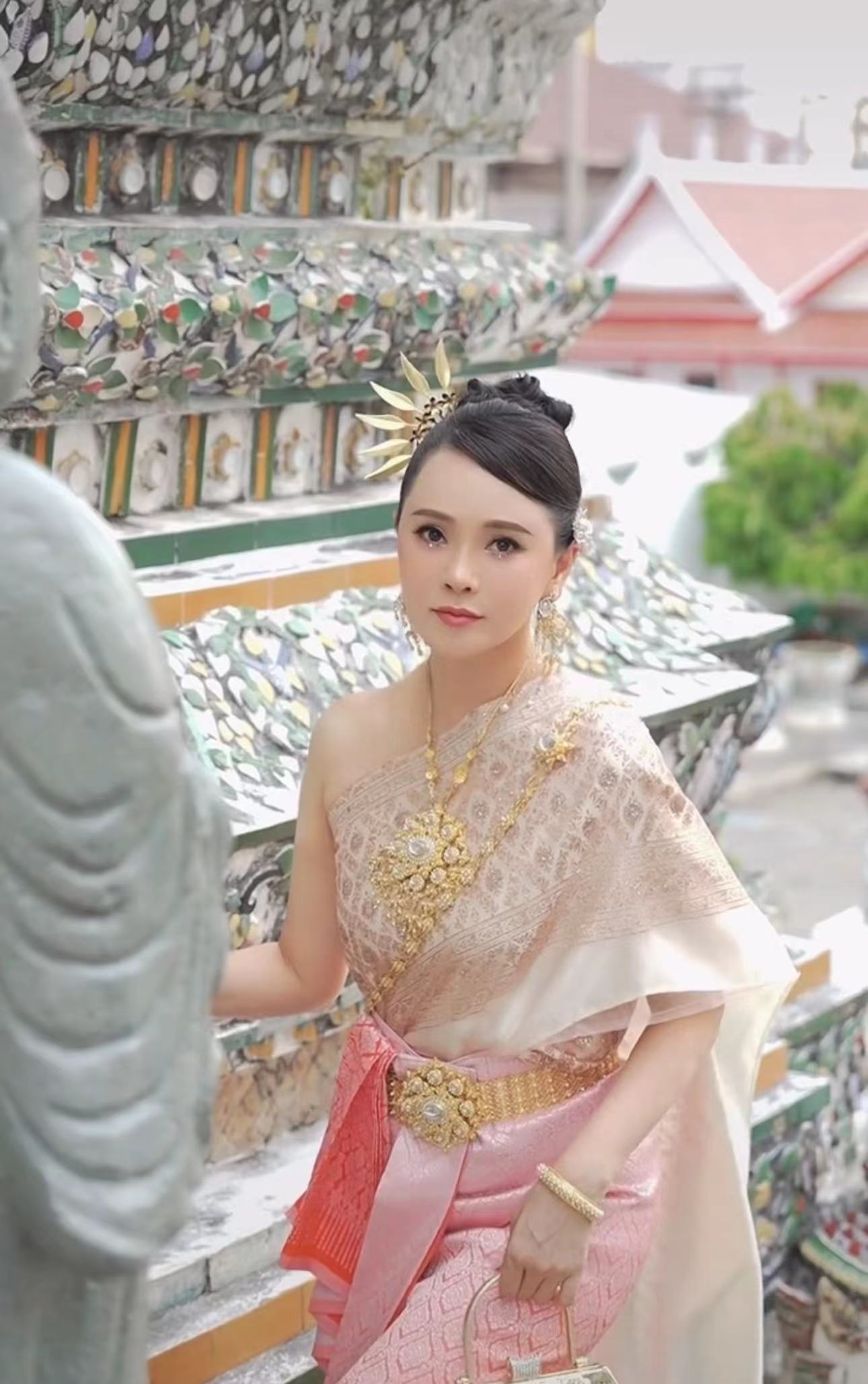 伊能静|伊能静携全家穿泰服合影!疑发福虎背熊腰,米粒首曝正脸颜值逆袭