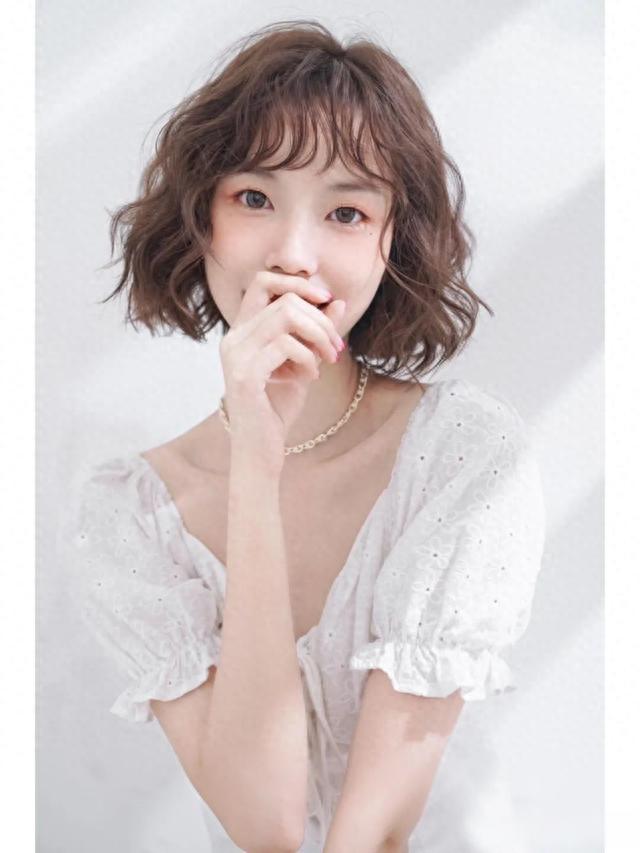 减龄瘦脸发型来了，齐下巴长度就是美，可微扣可卷可直