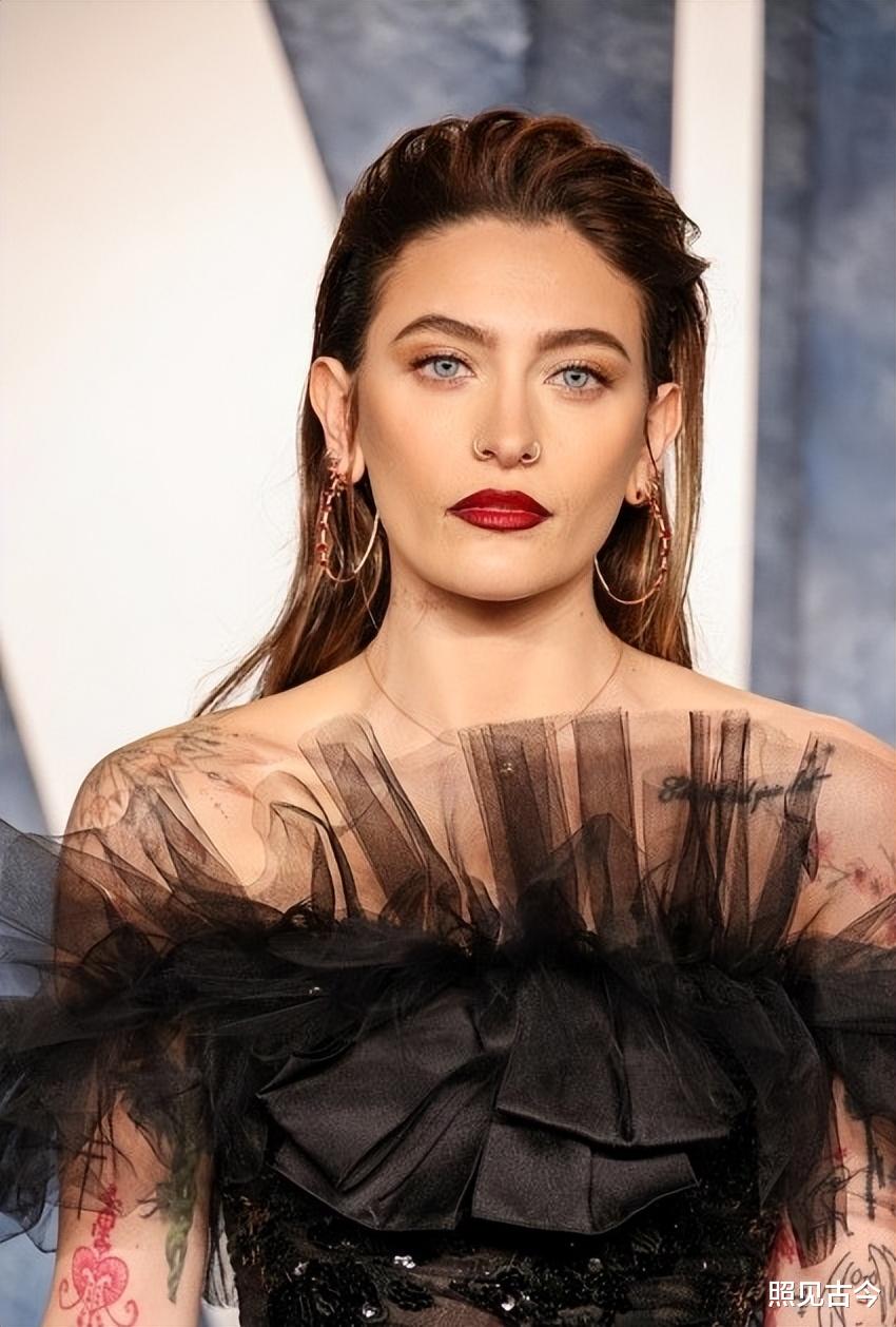 杰克逊唯一的女儿:11岁丧父骤然失宠,如今25岁皮肤白皙布满纹身