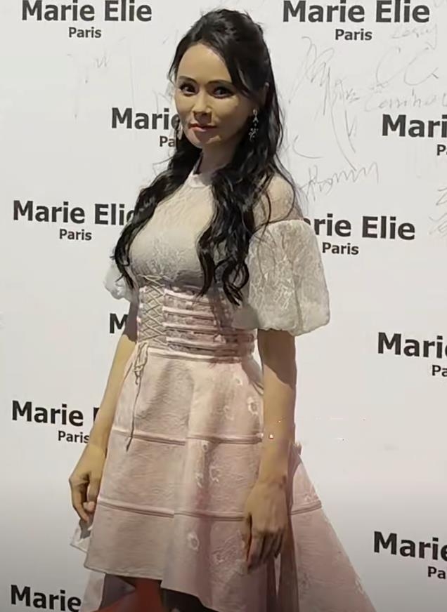 伊能静|伊能静活动生图,皮肤身材被赞少女,与小20岁方媛同框不逊色