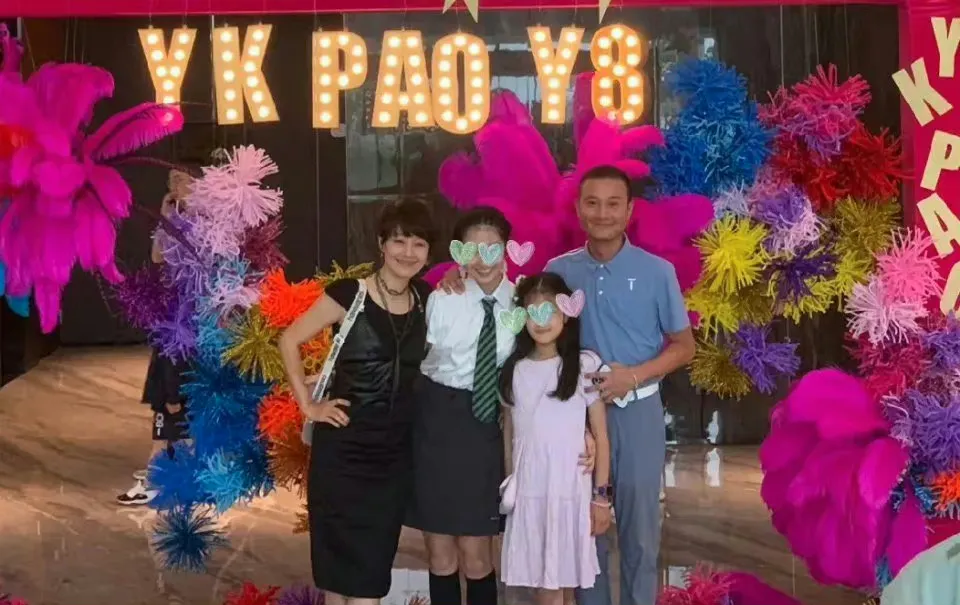 马伊琍母女现身机场，打扮时髦似姐妹花，15岁爱马剪短发青春靓丽