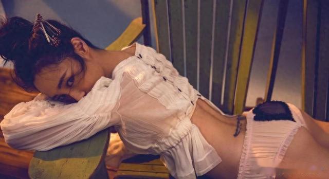 白百何写真——我在贩卖日落,你像神明一样慷慨地将光洒向我