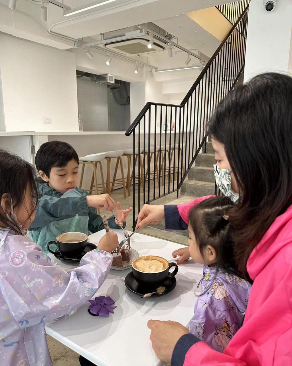 霍启刚带三娃飞瑞士找晶晶，机上乘客大赞霍家小孩乖巧安静有教养