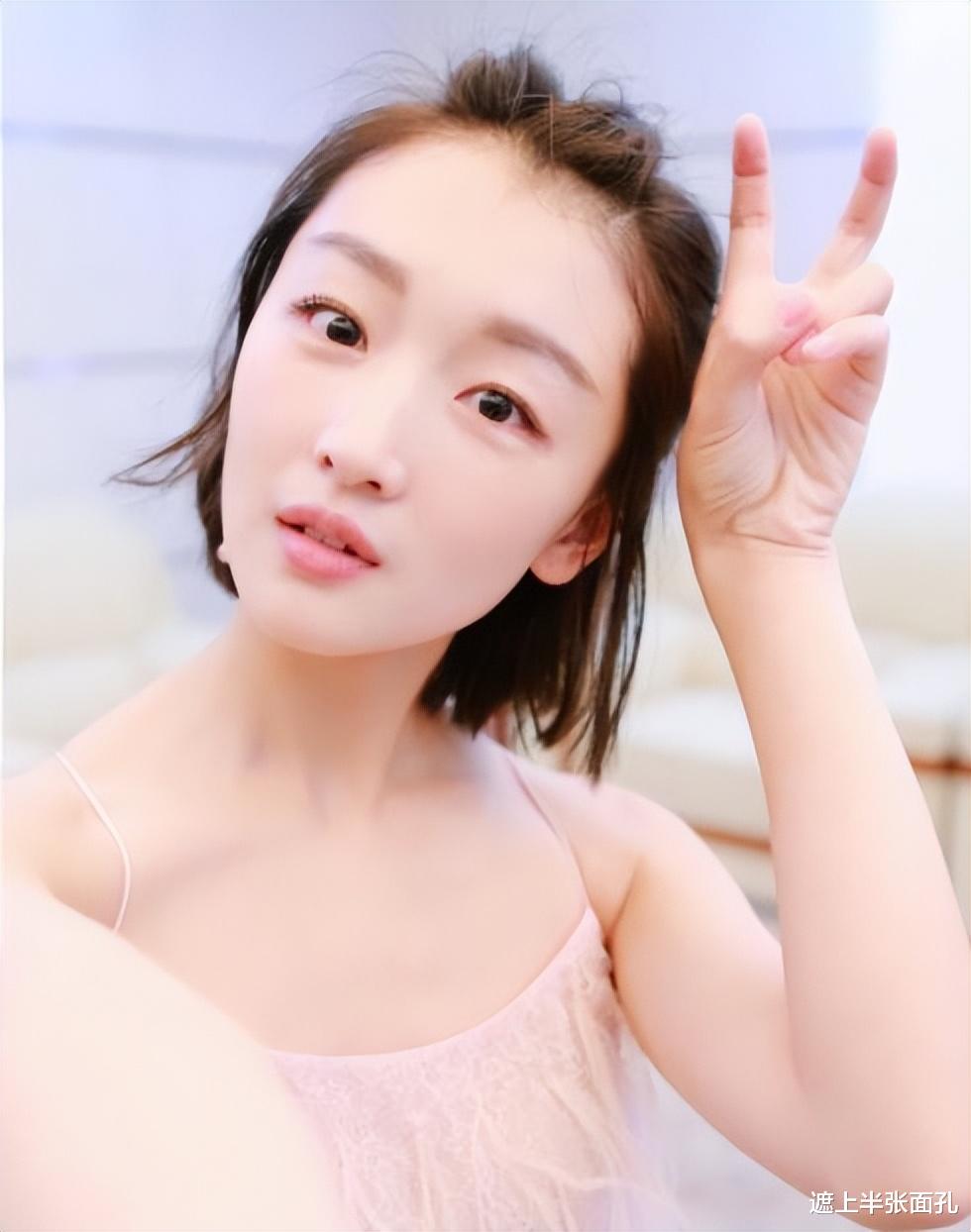 周冬雨|周冬雨亮相戛纳，露背装貌似不合身，不停用手调整，文身若隐若现