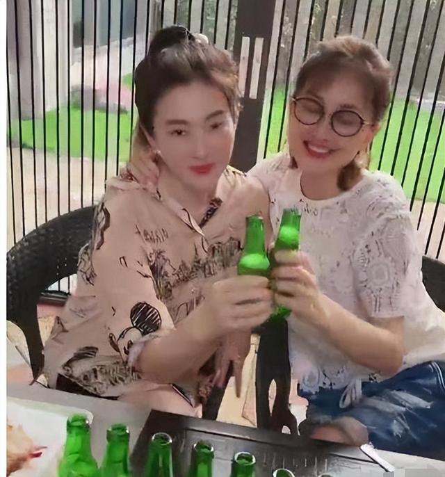 表面是娇滴滴小白花，实则都是“酒蒙子”，这几位女星太过于剽悍