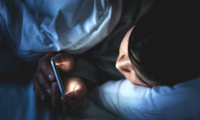 喜欢在睡前玩手机的人，可能会“落下”4个毛病，不容忽视！