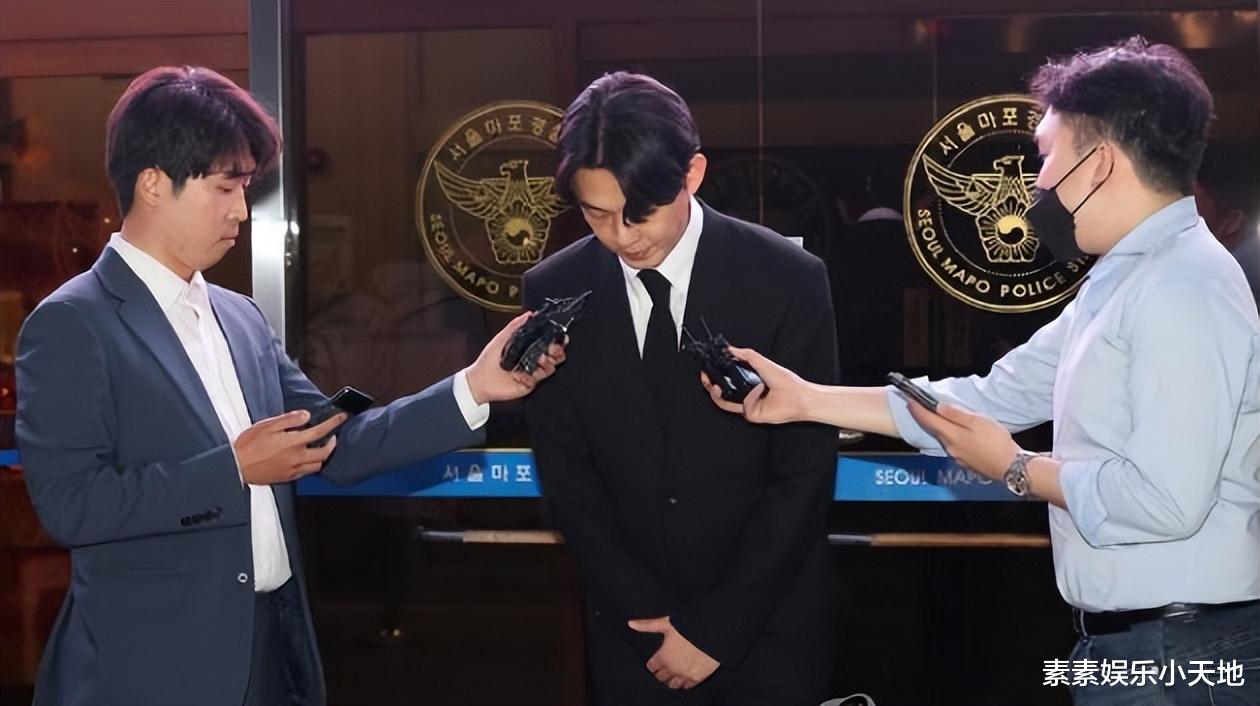 刘亚仁|刘亚仁被当众泼水,回头怒瞪泼水者,警员强力拦着他压制怒火