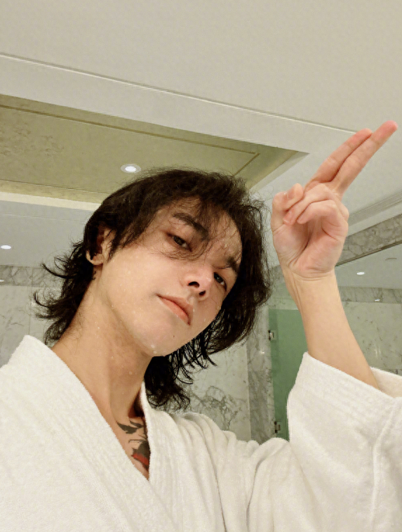 华晨宇女友低调秀恩爱,戴情侣项链,模仿华晨宇拍照,力证没分手