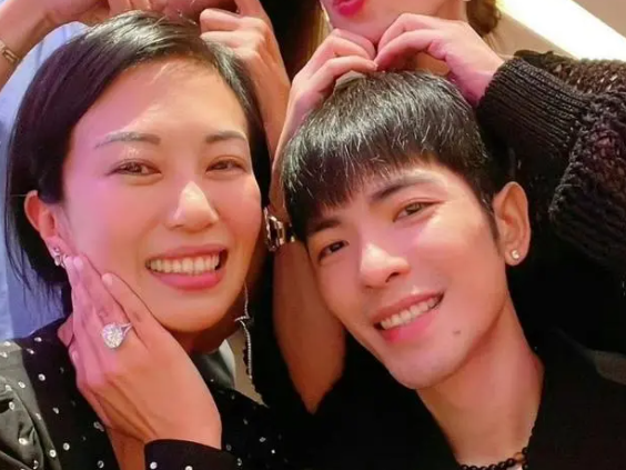 萧敬腾夫妇七夕合体拍大片,眼神依恋似恋母,女方小腹微凸疑有孕