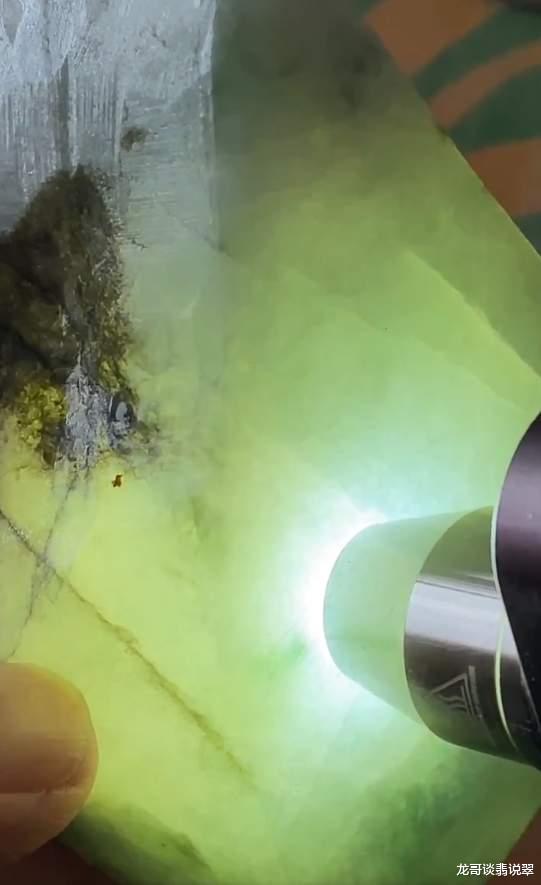 翡翠|龙哥说翡翠：一块人工脱沙料，切开后会是什么样？