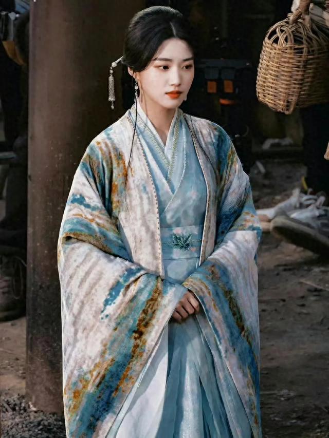 卢昱晓走路摇摇晃晃被说像企鹅,富家女还没习惯娱乐圈的生活