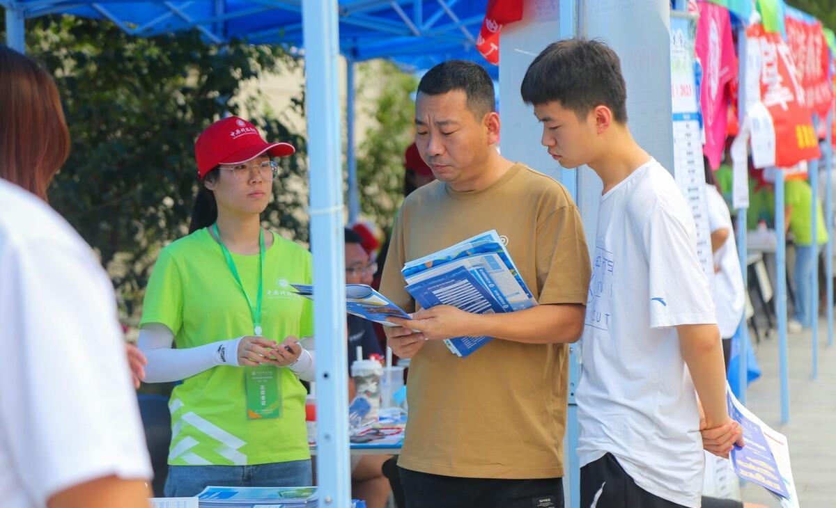 大学毕业不容易找工作,何不换个思路到部队就业,有哪5个路径?