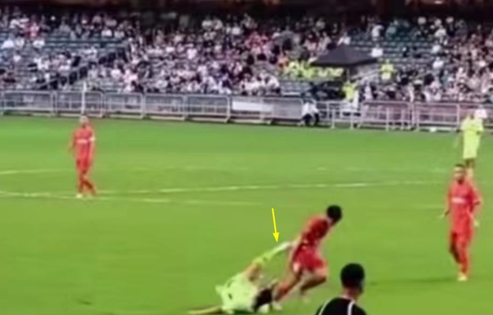 香港巨星黄日华回应踢人:为什么不能发火?完整视频曝光,被踢者还是个高中生