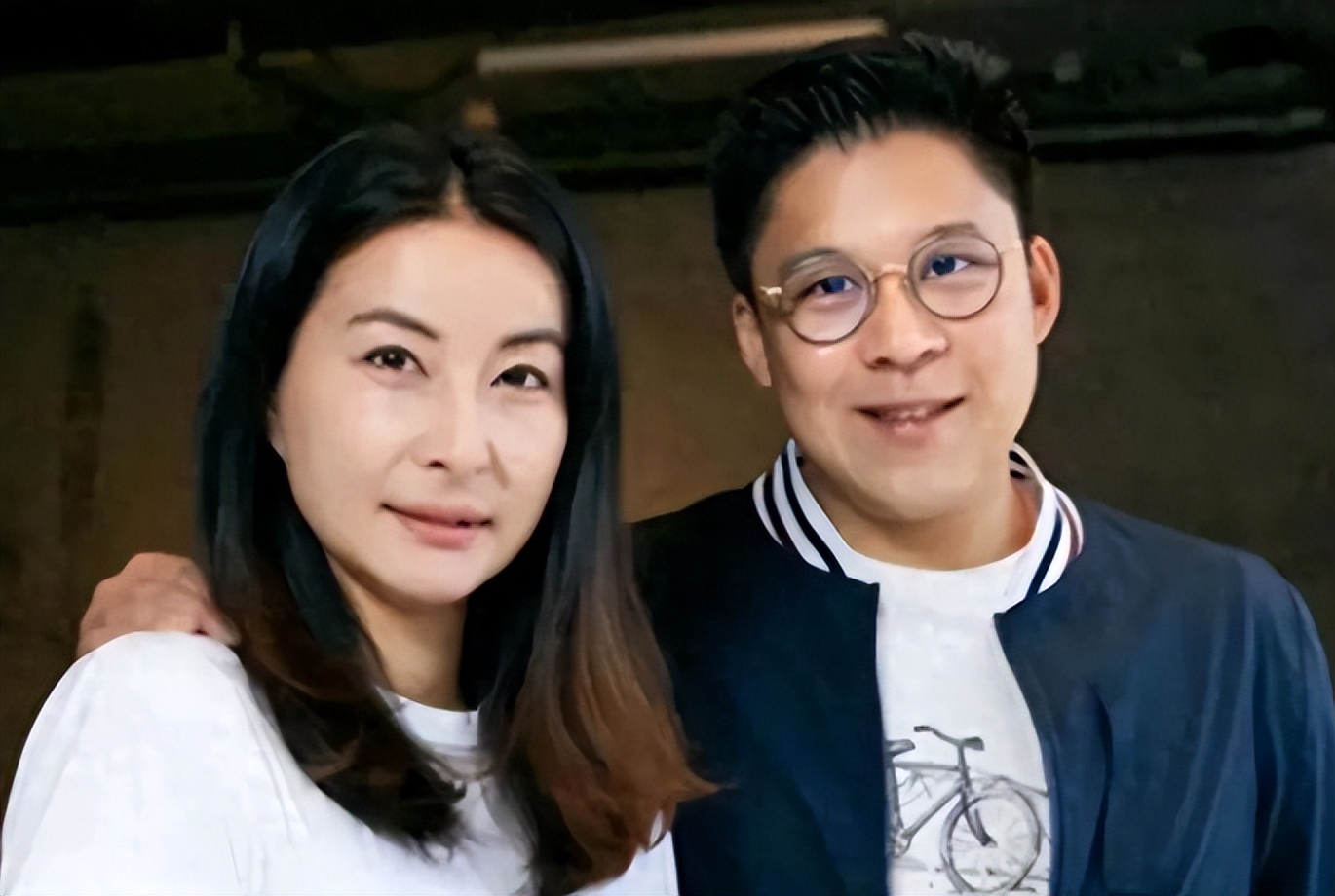 郭晶晶亚运结束返港,手提纪念品背2w奢侈包,与男子酒店勾肩搭背