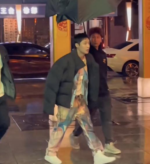 张艺兴|《向往7》海报曝光,2人2狗显落寞,张艺兴彭昱畅私下聚餐感情好