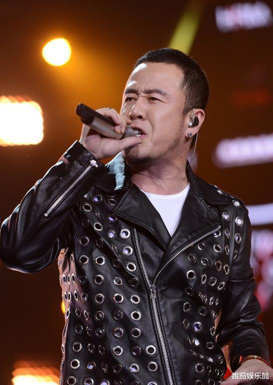 触目惊心！知名歌手杨坤被打，鼻青眼肿满脸血，看完评论我笑了