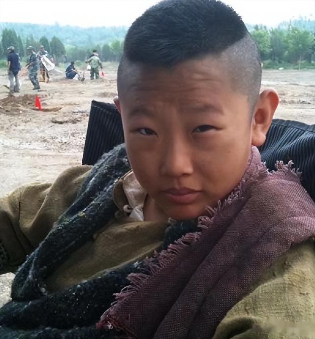 侯祥：9岁停止发育，出道18年只能演小孩，和妻子同框被嘲像母子