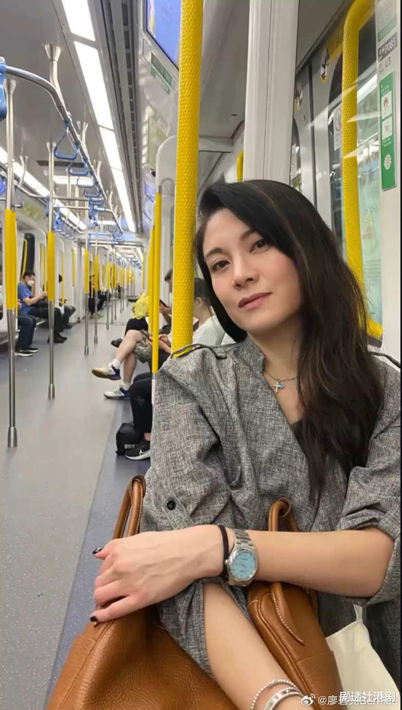TVB前花旦近况曝光!晒地铁自拍照状态佳,国外进修每年花两百万