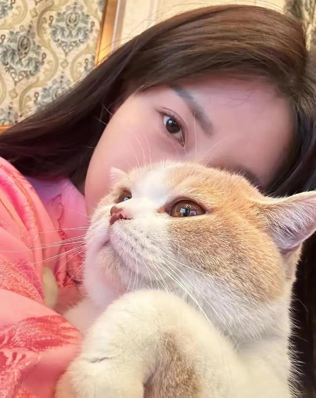 沈梦辰|沈梦辰和杜海涛回娘家过年,穿粉色中国风上衣,和妈妈合影似姐妹