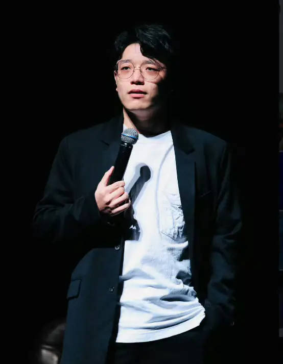 明星出轨|脱口秀演员杨波出轨风波反转!男方指责女粉骚扰在先,各执一词