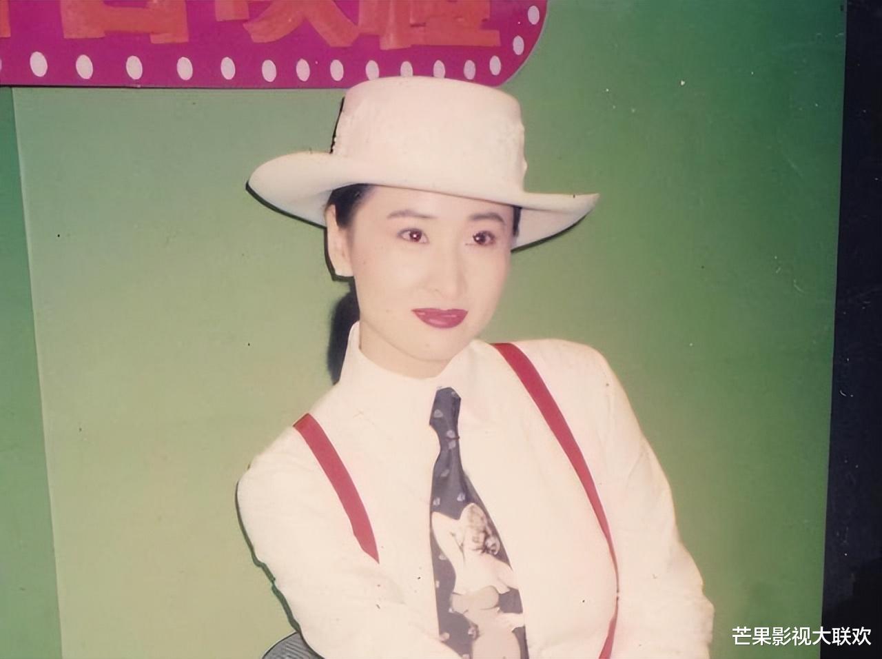 ?她是张艺谋“梦中情人”，当小三被打到不能生育，如今60岁仍单身