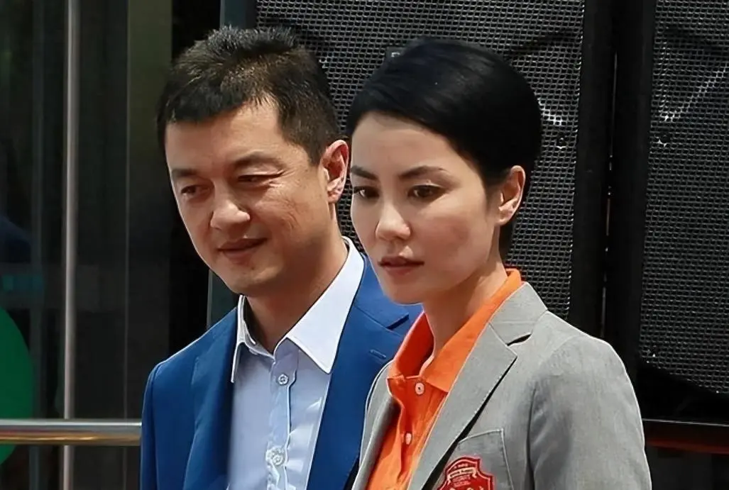 李亚鹏和妻子发生激烈争执,他怀疑妻子吸他的人气,遮羞布被扯下