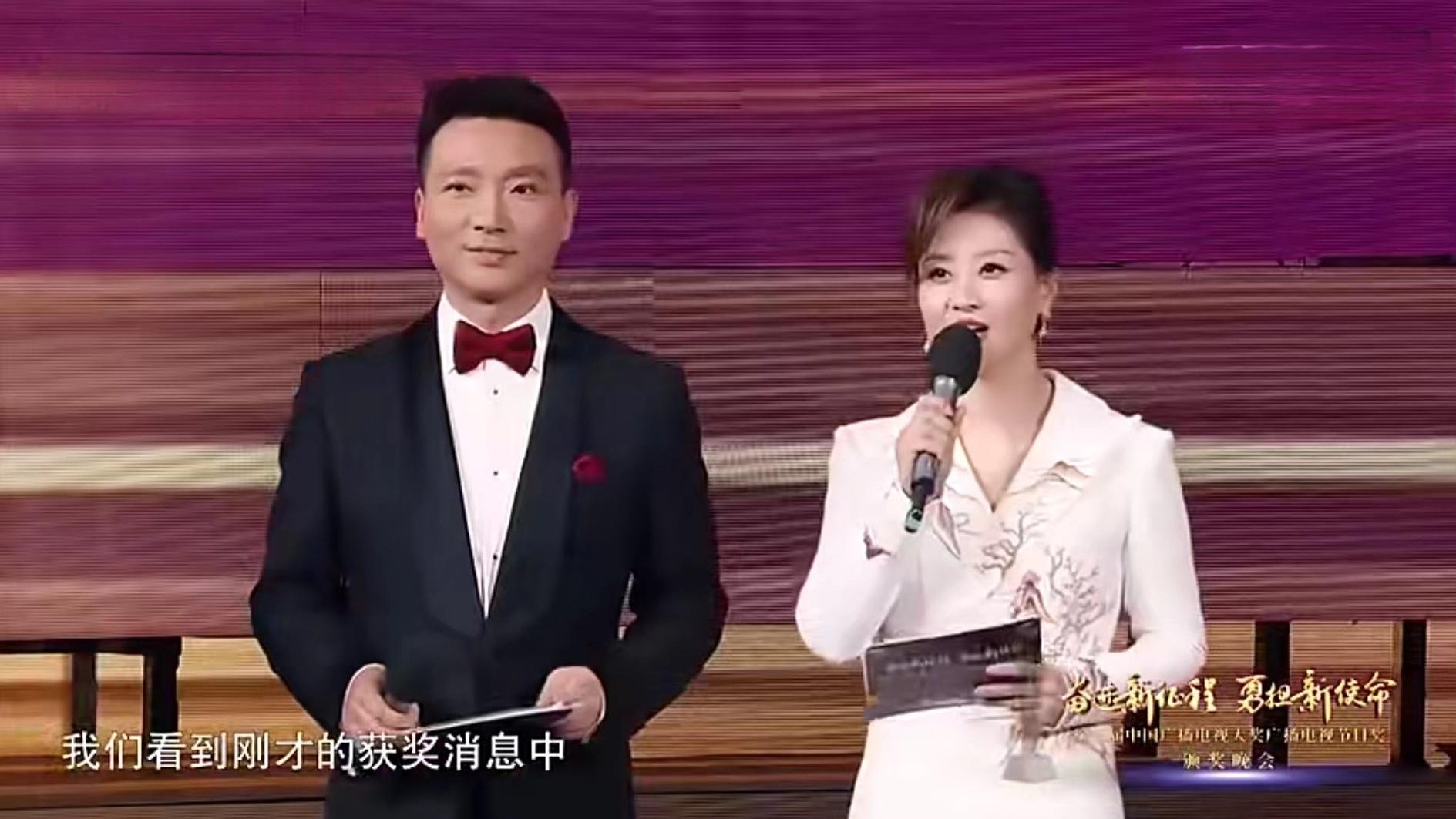 康辉和刘颖搭档主持颁奖典礼，收获满满的好评，就是身高差有点大