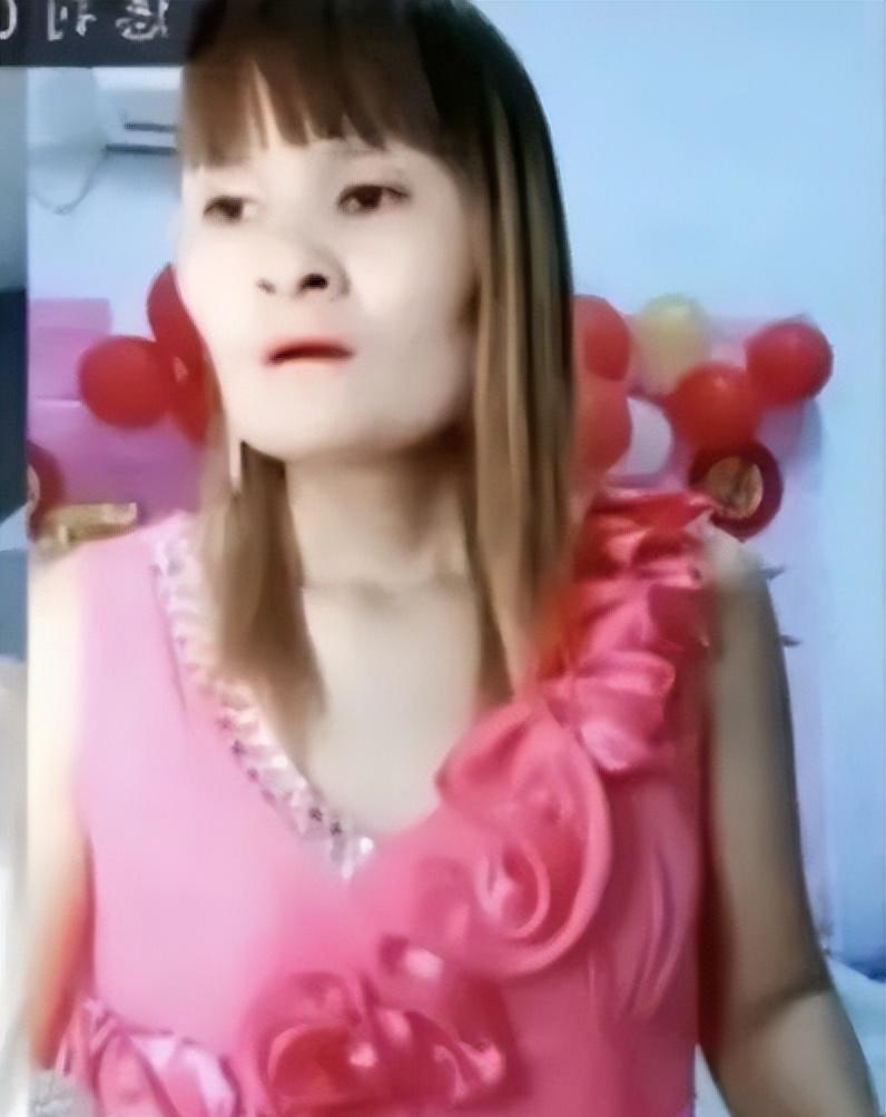 杨幂|36岁杨幂红发造型曝光，精修与未修图差距大，头发稀松还在强撑少女感