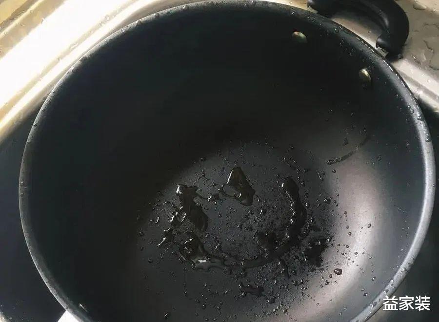 |刚炒完菜的锅,为啥不能立马用水冲?多亏内行人提醒:涨知识了