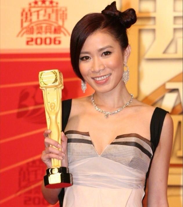 没想到,48岁的佘诗曼竟以这种方式,给所有的演员们“提了个醒”