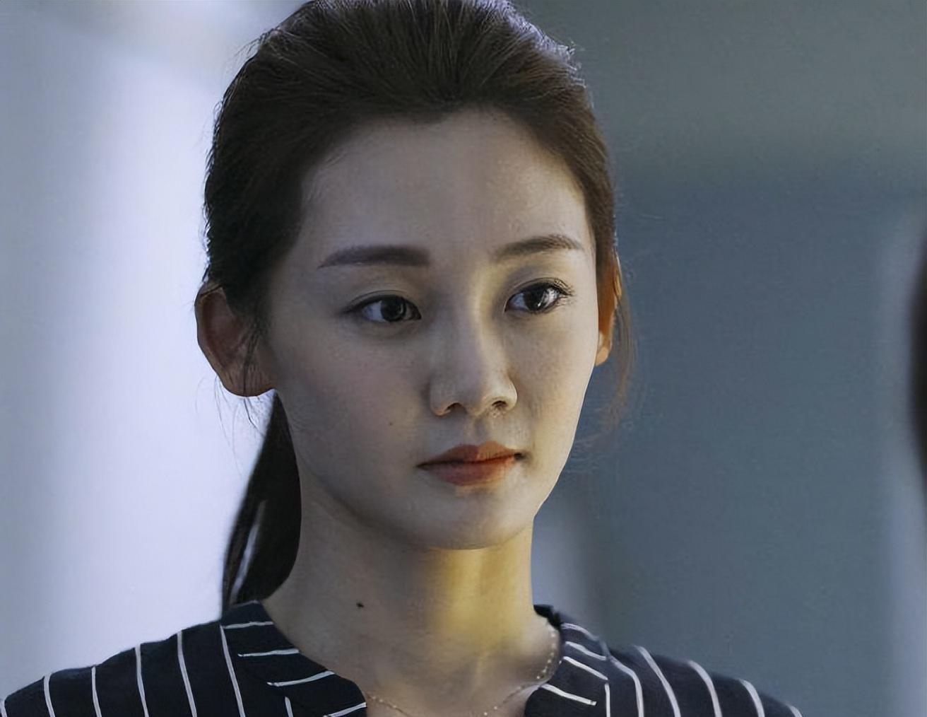 冯小刚直言：她太能装了，一辈子都别想红！更别提拿奖了！