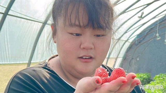 22岁312斤网红“翠花”去世，励志要减200斤，父母拉横幅要说法