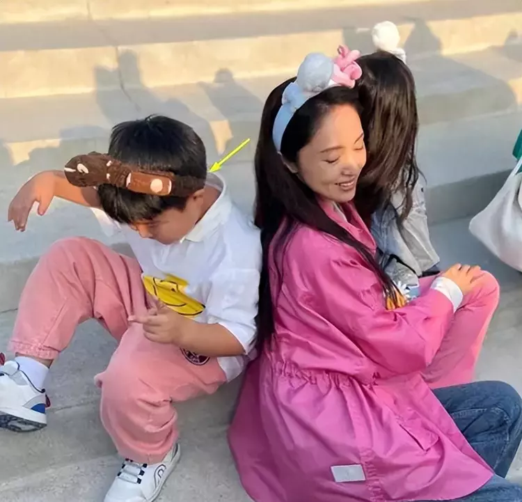 佟丽娅霍思燕董璇带娃出游,3人身材颜值差距大,网友:李小璐呢