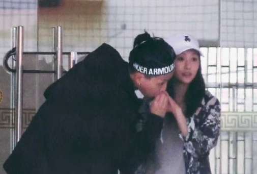 不是吧,他俩谈两年了?