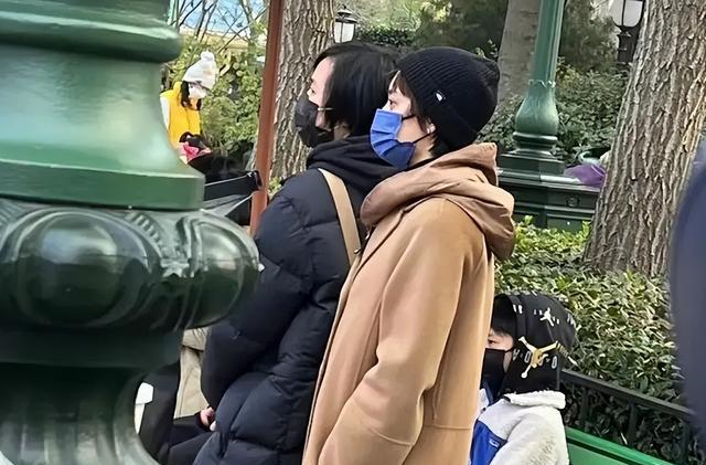 孙俪|40岁孙俪带儿女游迪士尼!眼睛突出被猜患甲亢,过度养生遭质疑