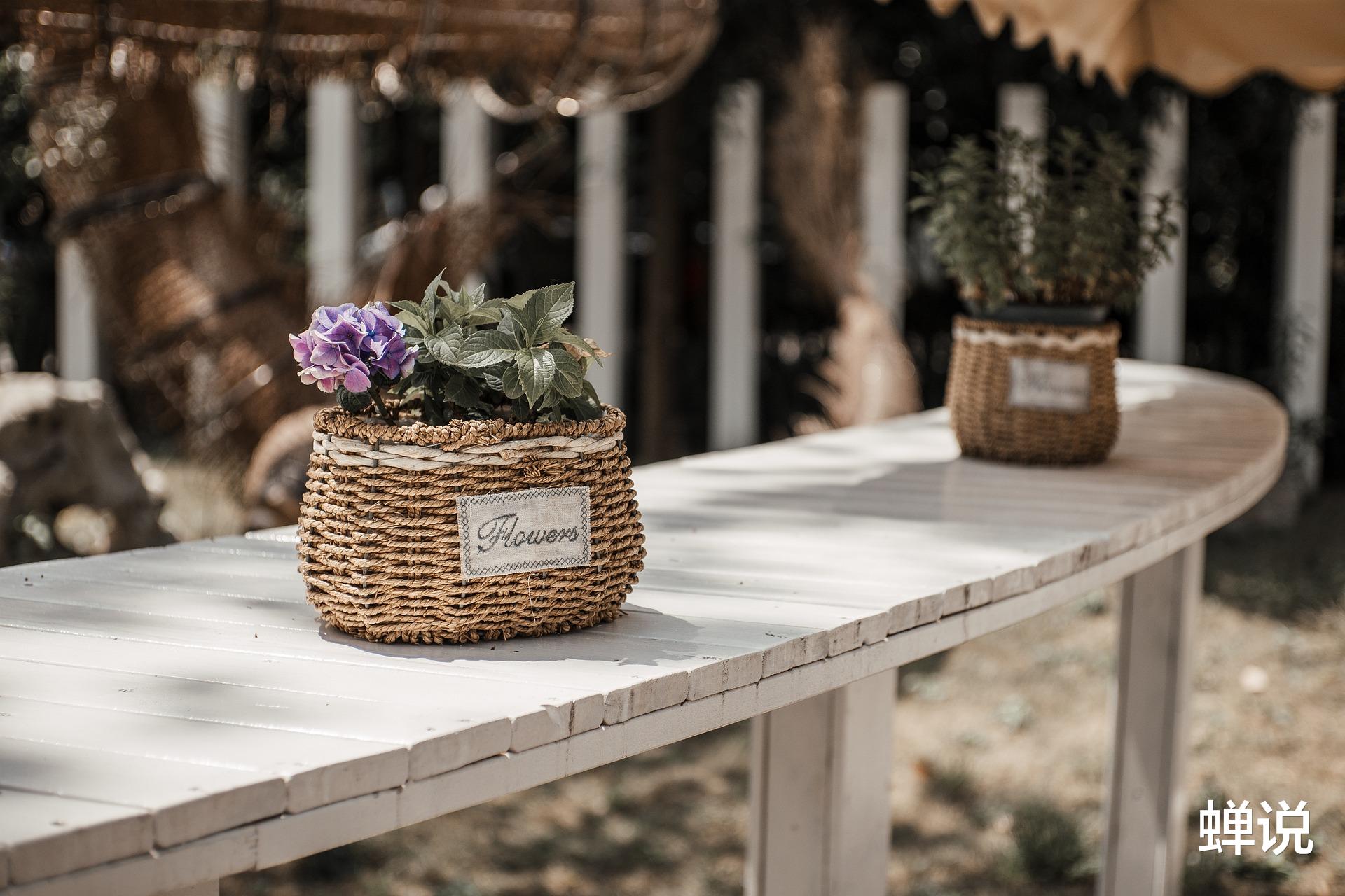 70岁老人哭诉：儿子和儿媳不工作，全指望我的退休金活着，咋办呢