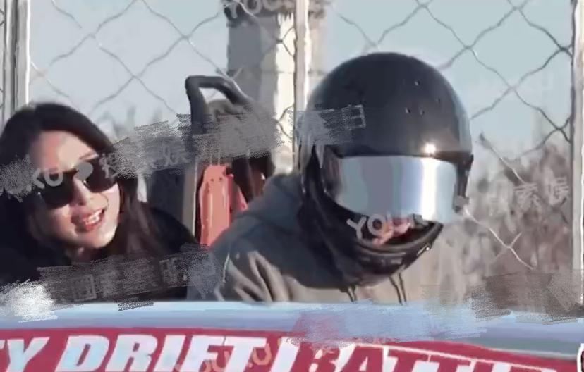 韩东君|韩东君疑似恋情曝光,与美女逛超市玩赛车,在车库亲吻后一同返家