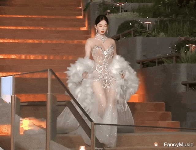 造型翻车！迪丽热巴红毯上输给娜扎，戳中了“流量明星”的痛点！