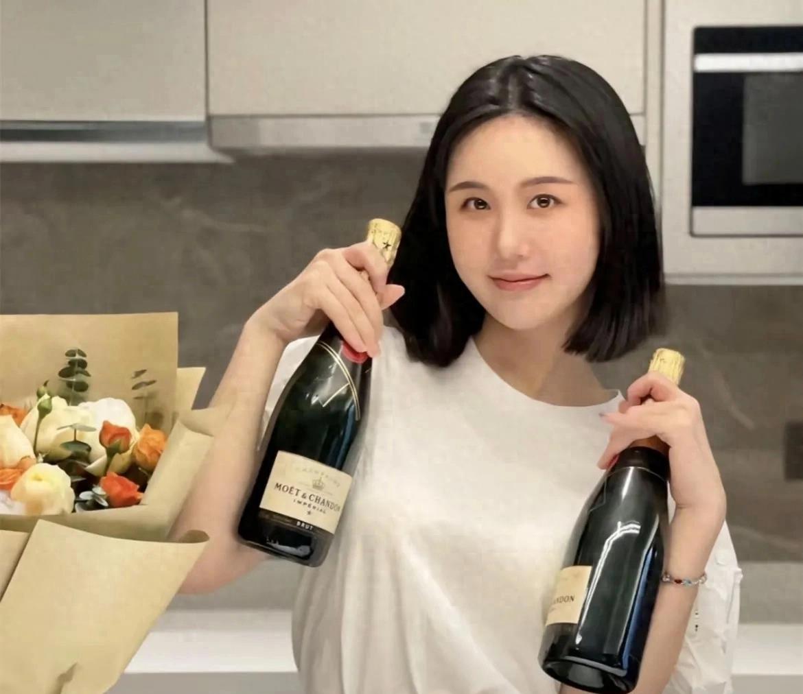 赖文峰现状曝光!娶小23岁娇妻,眉眼像极旧爱杨钰莹,儿子已6岁