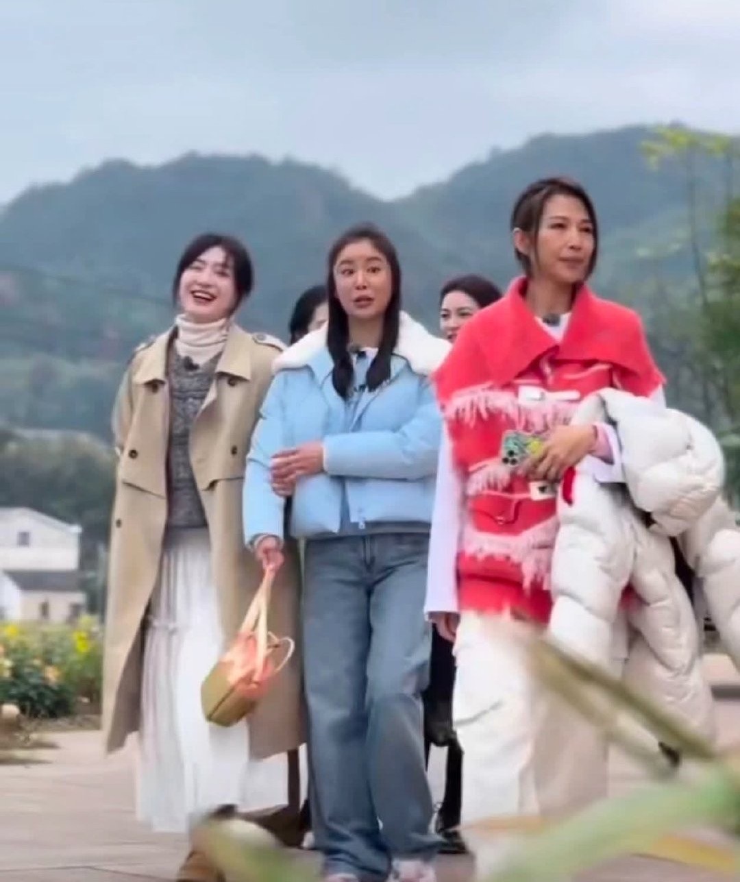 “看似完美艳丽,实则满脸皱纹”的不老女神们,生图才是人间真实