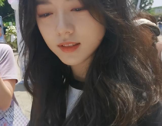 赵今麦 赵今麦的生图让我明白，这种脸型现实看很一般，但上镜真的很美