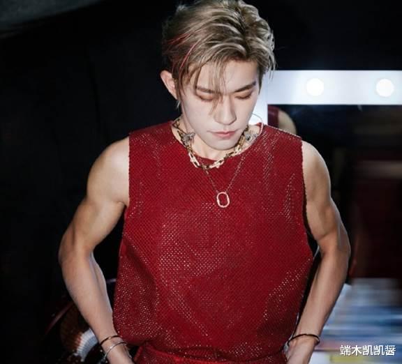 易烊千玺被激光笔照射，眼睛充血身上多处激光点，肇事者发文炫耀