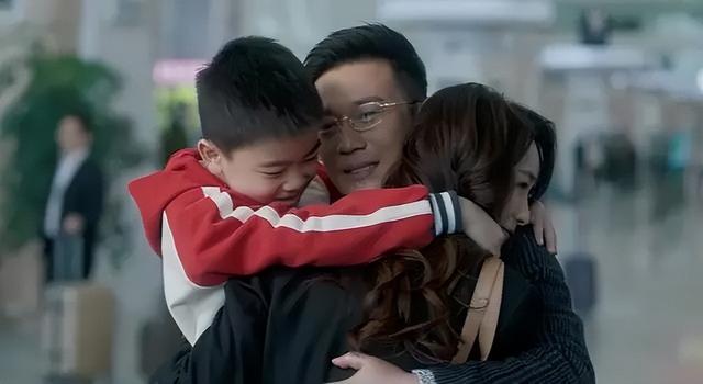 徐洪浩：战争片“专业户”，娶小10岁妻子刘晓洁，戏内外都甜蜜